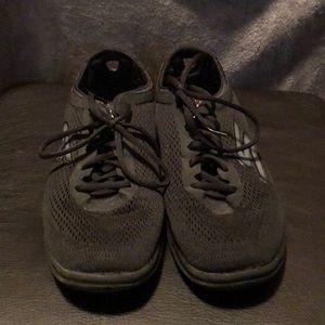 Black Sketchers with Gogo mat technology